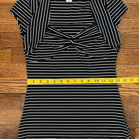 Black and White Striped Top Size Small TONS OF STRETCH - Picture 3 of 4